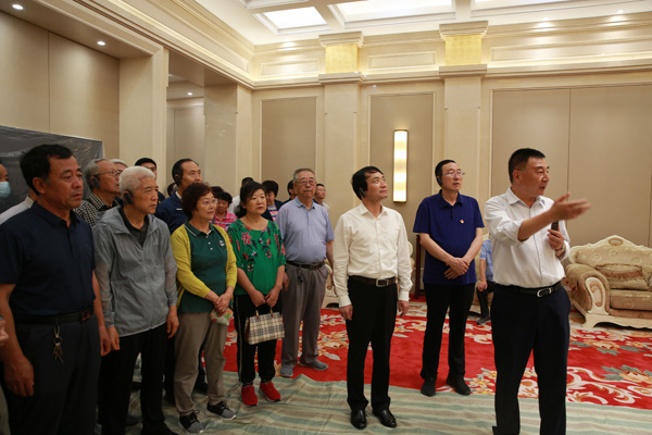 榆林市組織離退休干部參觀考察市內(nèi)重點建設(shè)項目