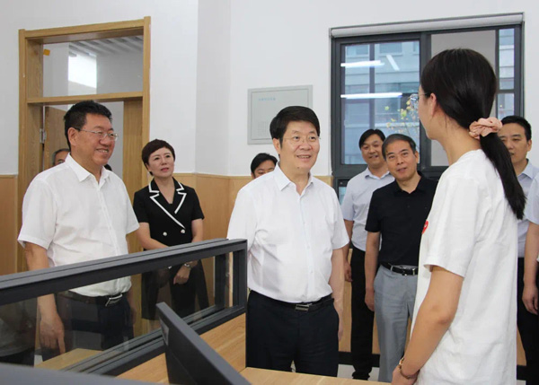 岳華峰調(diào)研重點(diǎn)項(xiàng)目建設(shè)和經(jīng)濟(jì)運(yùn)行情況