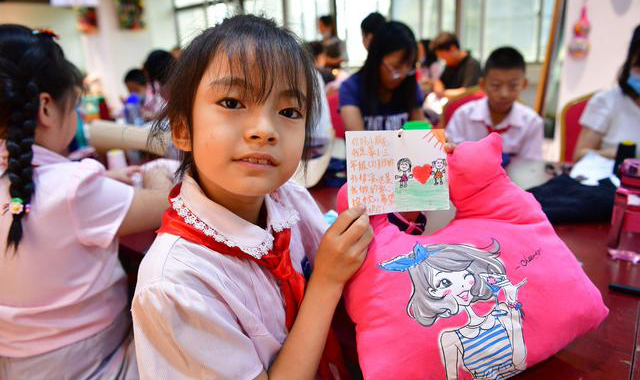 公益第一课 献上一份爱