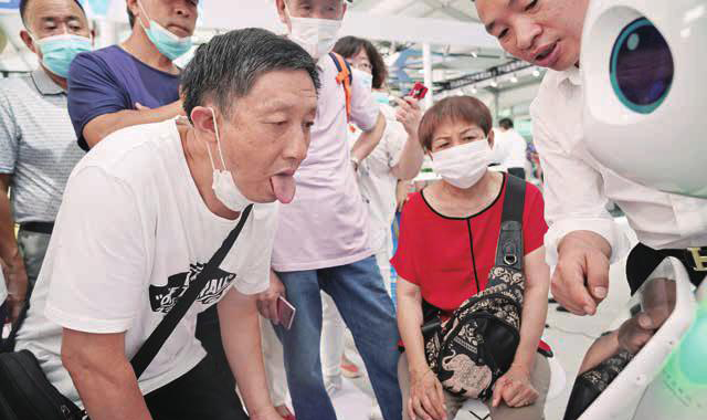 机器人中医“坐诊”服贸会