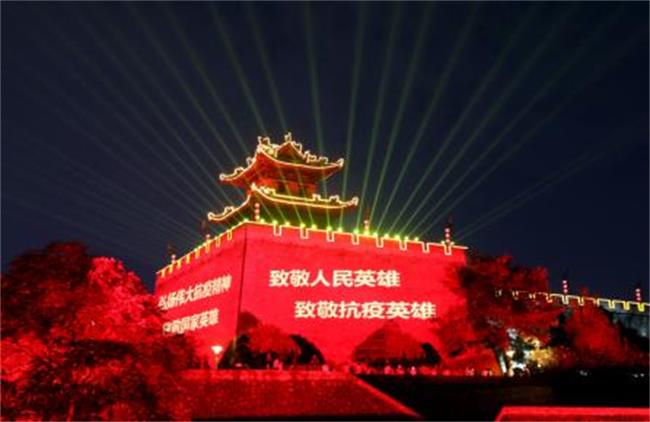 古城西安地标建筑点亮灯光，致敬抗疫英雄！