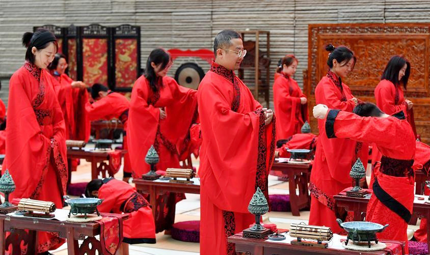 西安：学童“开笔破蒙” 体验传统文化