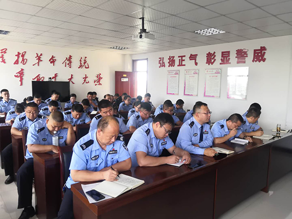 榆陽區(qū)崇文路派出所召開會議 傳達(dá)學(xué)習(xí)榆陽公安分局“堅持政治建警全面從嚴(yán)治警”教育整頓動員部署會議精神
