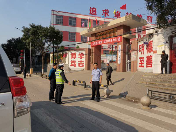 府谷三道溝交警中隊開展校園周邊道路交通安全隱患排查整治工作