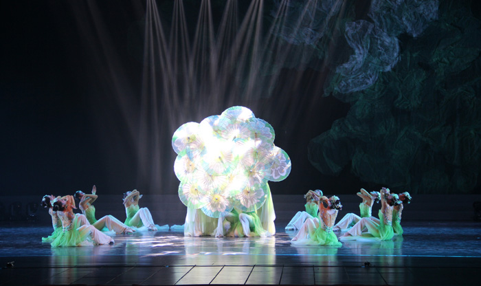 庆丰收佳节 赏艺术“盛宴” 《花开东方》经典歌舞晚会在宝鸡上演