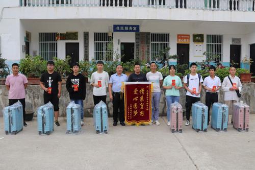 民建商洛市直丹鳳支部和鎮(zhèn)安支部組織會員企業(yè)家慰問貧困大學(xué)新生