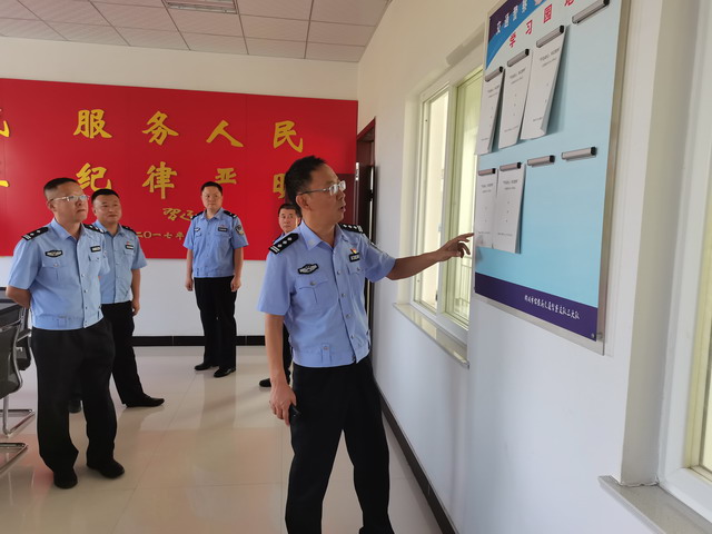 榆林市交警三大隊(duì)督導(dǎo)檢查交管工作