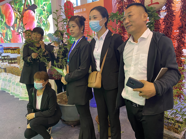 “不長刺可擁抱”的花椒樹亮相扶貧產(chǎn)品交易會