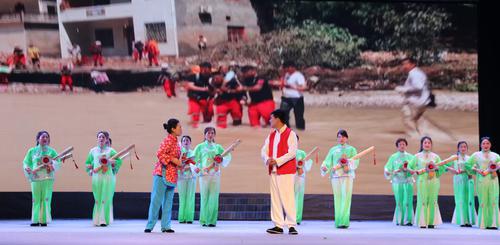 商洛民間文藝界慶祝新中國成立71周年文藝演出在洛南舉行