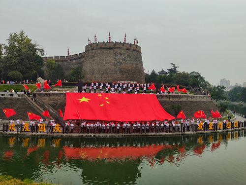 真摯祝福獻(xiàn)給偉大祖國(guó)