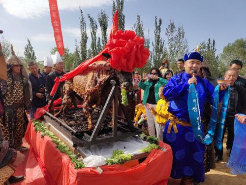 定邊縣舉行“體驗(yàn)民俗風(fēng)情· 共享全牛盛宴”烤全牛活動(dòng)