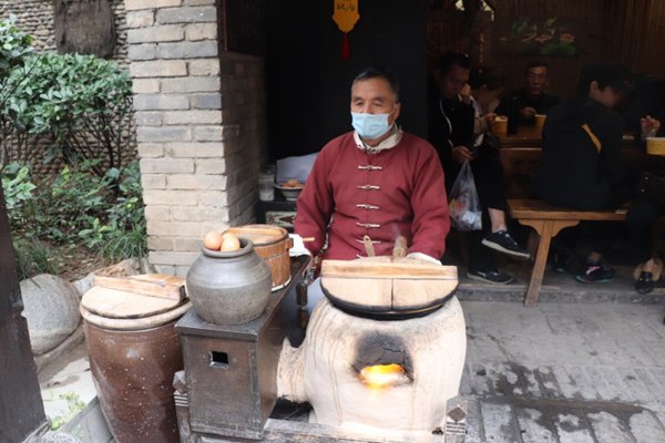 游客爭(zhēng)做民俗小吃“體驗(yàn)官”