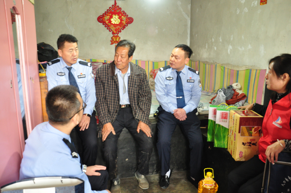 府谷城區(qū)交警開展“共駐共建顯真情 黨員慰問暖人心”活動