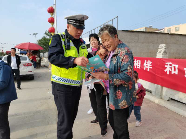 府谷三道溝交警中隊開展新一輪“掃黑除惡”專項斗爭宣傳活動 提高群眾安全感滿意度