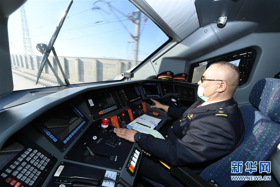 10月11日，首发动车的列车司机阿地·吐尔地在驾驶室内。