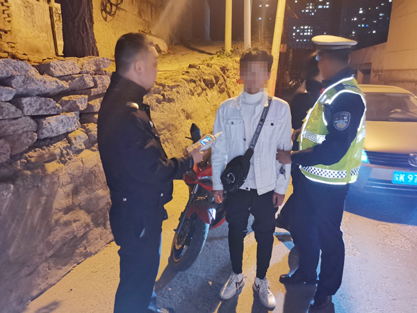 府谷古城交警查獲一起未成年無(wú)證飲酒駕駛機(jī)動(dòng)車案