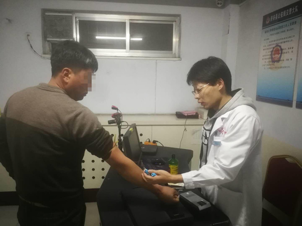 男子無(wú)證飲酒駕駛面包車被府谷交警查獲