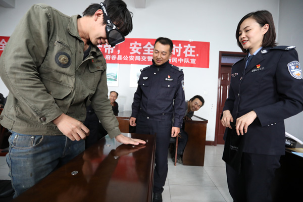 府谷交警走進(jìn)企業(yè)開(kāi)展交通安全宣傳活動(dòng)
