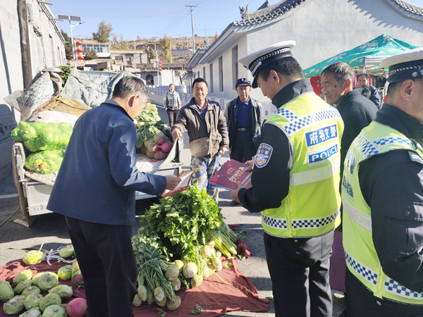  府谷古城交警掃黑除惡宣傳進(jìn)鄉(xiāng)鎮(zhèn)集市