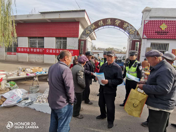 府谷古城交警持續(xù)推進(jìn)“崇德守法平安伴行”交通安全宣傳活動(dòng)