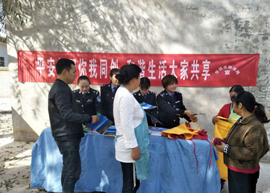 華陰市司法局開展平安建設(shè)暨掃黑除惡專項(xiàng)斗爭(zhēng)走訪宣傳活動(dòng)