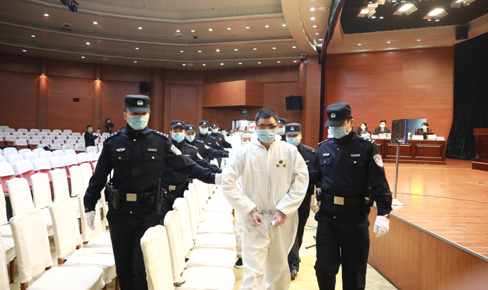 西安中院公开审理一起27人涉黑案件