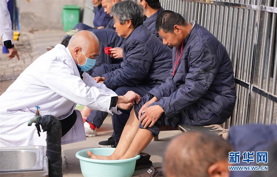 11月3日，在陕西省延安市黄陵县残疾人托养康复中心，医护人员协助残疾人泡脚。