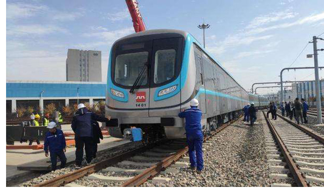 地铁14号线首列电客车抵达西安