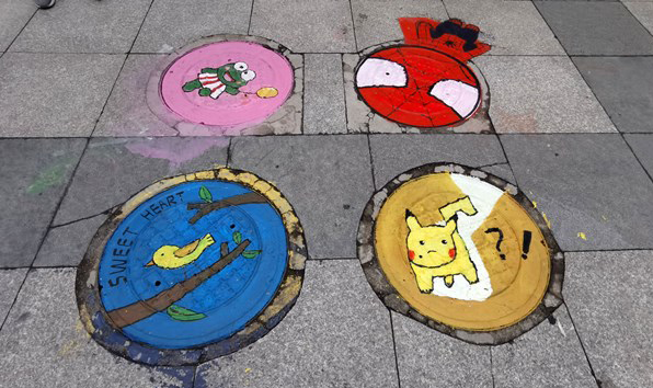 井盖穿上“漂亮的衣服” 西安理工大学学生为校园“井”上添花