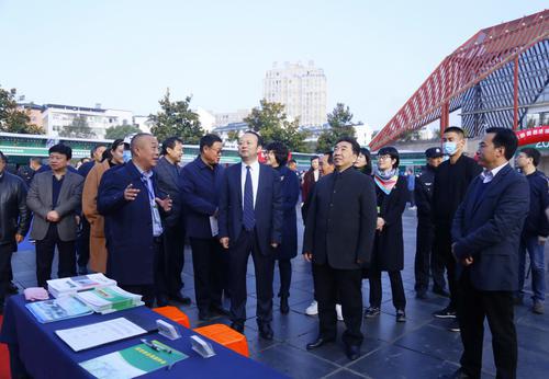 寧強(qiáng)縣第三屆天麻貿(mào)易洽談會(huì)暨天麻產(chǎn)業(yè)發(fā)展論壇開(kāi)幕