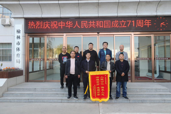 “雙報到”服務辦實事 表謝意社區(qū)送錦旗