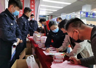 灞橋分局掃黑辦在城東客運站開展掃黑除惡專項斗爭主題宣傳活動