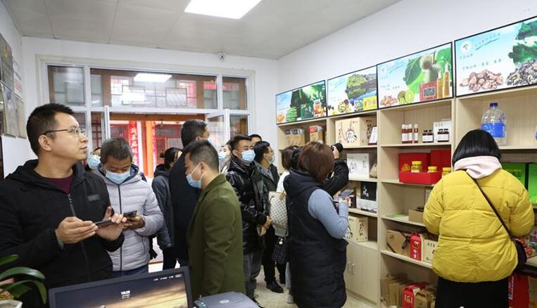 【決勝2020】陜南山區(qū)村落“賣貨郎”一年售出120萬(wàn)元農(nóng)產(chǎn)品