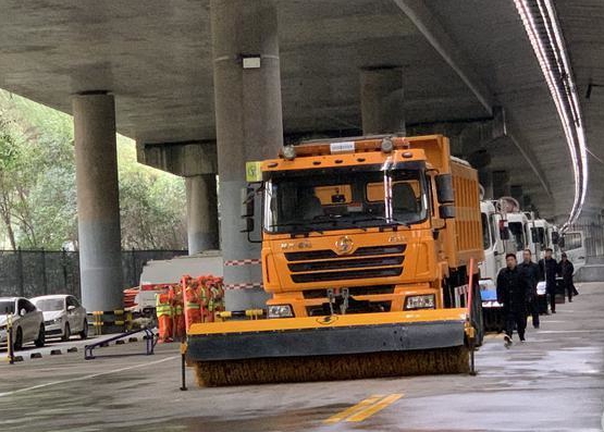 西安城管系統(tǒng)4.6萬(wàn)余人待命 準(zhǔn)備掃雪除冰