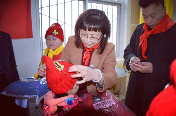 寒風(fēng)中，一群特殊客人溫暖了紅硤小學(xué)滿校園