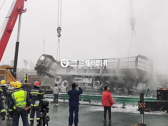 包茂高速事故救援已結(jié)束，現(xiàn)場清理完畢，事故致4死6傷