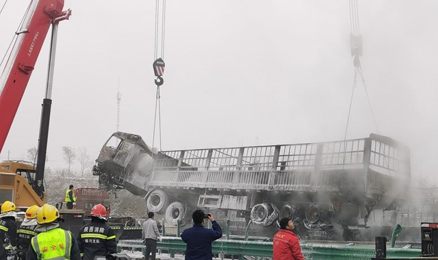 包茂高速陕西段车祸救援结束 事故原因为团雾、桥梁结冰