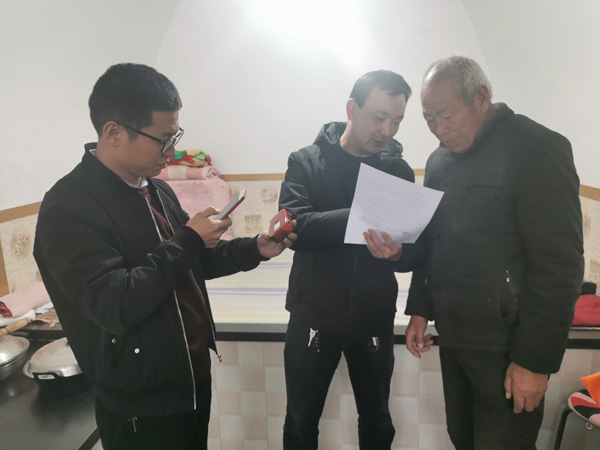 米脂陽(yáng)石坬村：10名留守老人收到愛(ài)心收音機(jī)