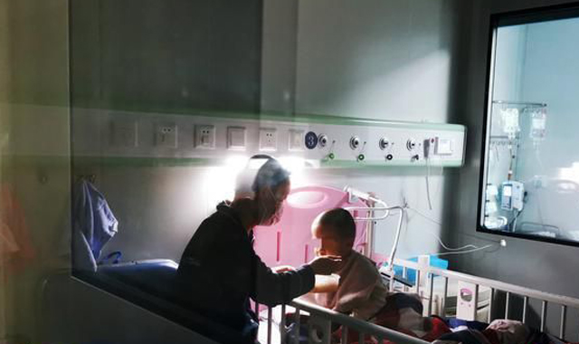 谁来帮帮他们？西安两岁男童患罕见病 妈妈剃光头陪进无菌仓