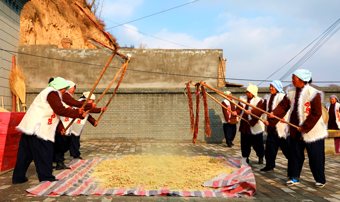 米脂小米在市消费扶贫直播助农中销售24万余单，276余万元