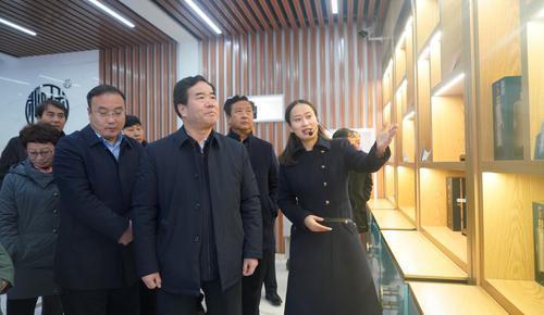 寶雞市政協(xié)市縣民主黨派界別委員聯(lián)動視察西鳳酒城建設(shè)