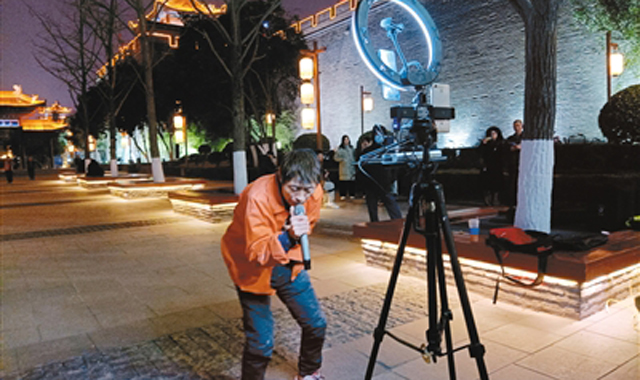 西安44岁建筑工人城墙下唱歌上热搜：想用歌声激励自己