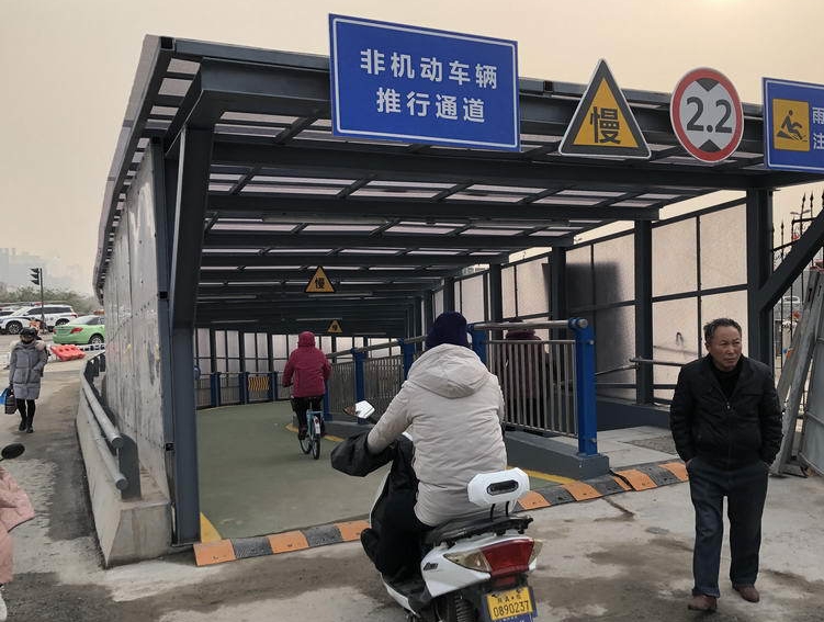 被吐槽“太滑路”的西安太華路立交橋輔道整改：拓寬度降坡度