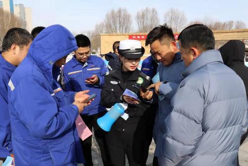 榆林交警三大隊走進企業(yè)開展“122全國交通安全日”主題宣傳活動