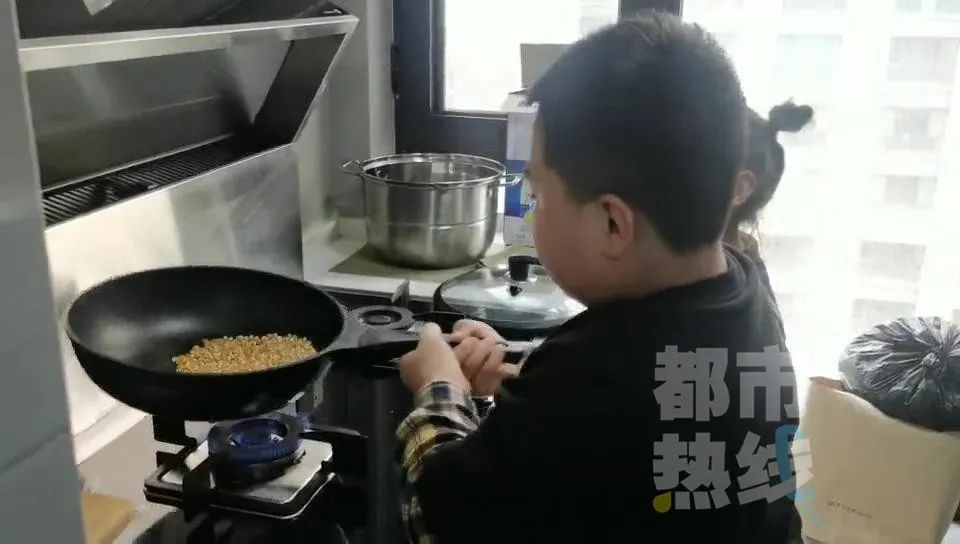 西安8歲男孩抖音粉絲超200萬(wàn)，走紅網(wǎng)絡(luò)竟是因?yàn)閺N藝驚人