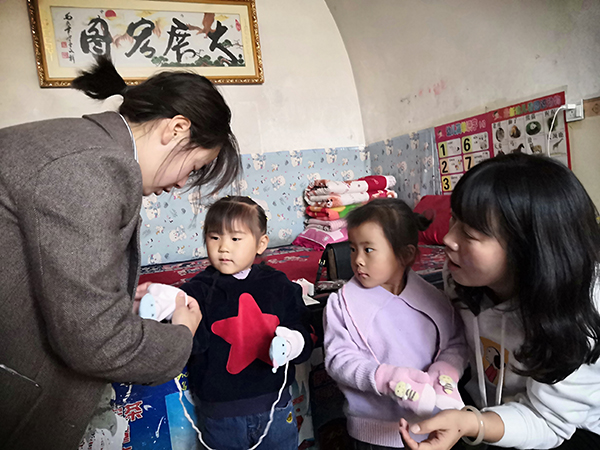 米脂七幼：入戶家訪送關(guān)愛(ài) 真情幫扶促脫貧