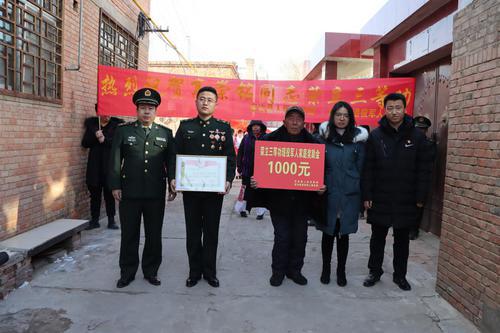 定邊縣為立功受獎(jiǎng)現(xiàn)役軍人家庭送喜報(bào)