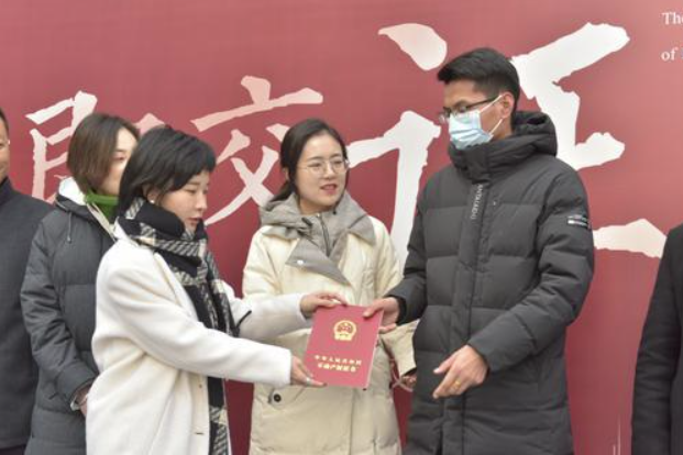 “房證同交零時(shí)差”國際港務(wù)區(qū)推行“交房即交證” 全市首創(chuàng)“單件受理”新模式