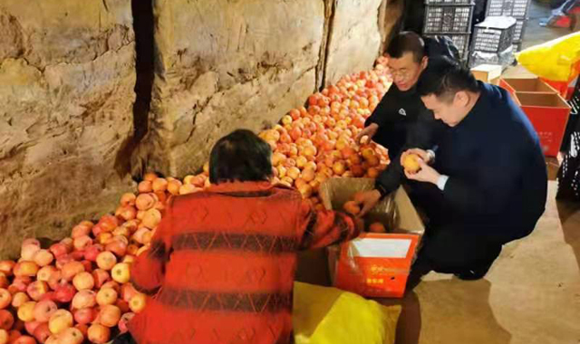 金融扶贫暖人心 锦旗相送谢真情