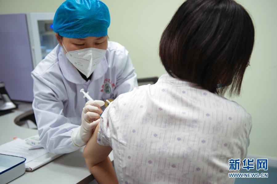 12月25日晚，在陕西西咸新区空港新城底张中心卫生院，一名机场工作人员接受新冠病毒疫苗接种。